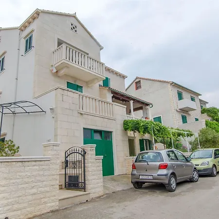 Nikola Apartmán *